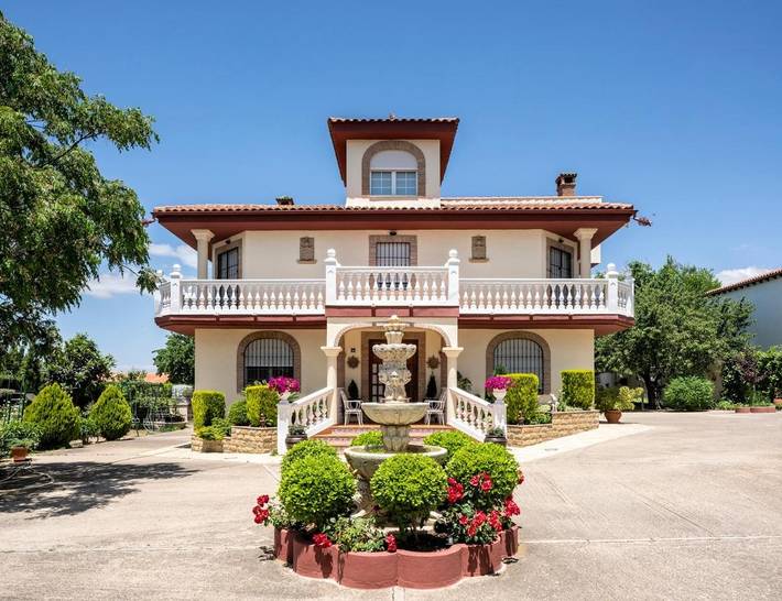 Apartamento para 9 personas, con Balcón y Terraza además de Jardín y Piscina en Baeza