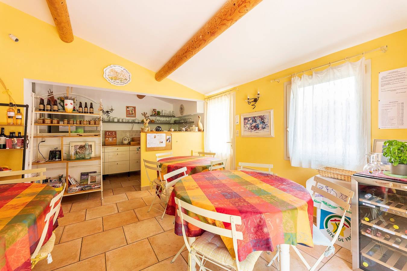 Bed & Breakfast 'Le Mas Du Loup - Chambre Provence' met Uitzicht op de Bergen, Gedeeld Terras en Wi-Fi, foto 15