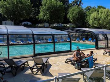 Tente pour 4 personnes, avec jacuzzi et bassin pour enfant dans les Pays de la Loire
