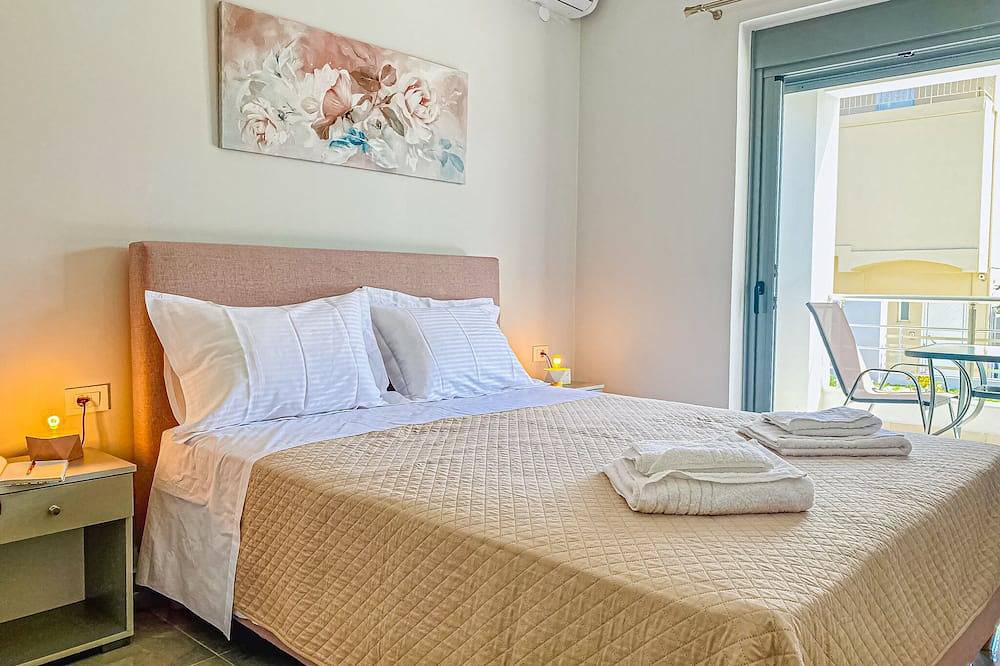 Newly Built House Steps from the Beach: Everything Within Walking Distance! in Agia Marina, Chaniaregionen