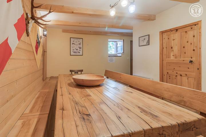 Hel lejlighed, Chalet 'Le Lagopede' with Mountain View and Wi-Fi in Montricher-Albanne, Saint-Jean-de-Maurienne region