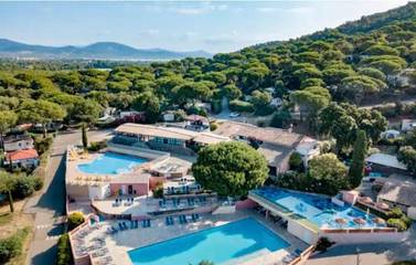Camping pour 5 personnes, avec jacuzzi et piscine ainsi que bassin pour enfant et jardin à Gassin