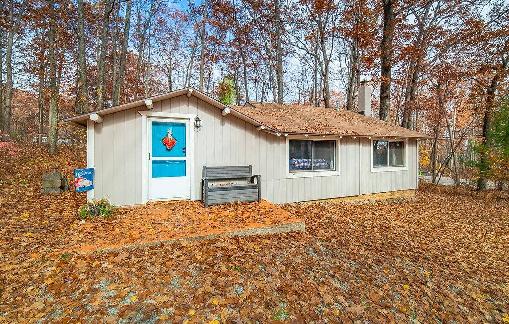 Sunrise Cove is a cozy cabin located within sight of Higgins lake & state land in Higgins Lake