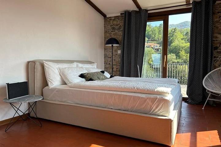 Idilliaca villa di campagna con piscina di 10 metri e vista in lontananza in Garlenda, Riviera di Ponente