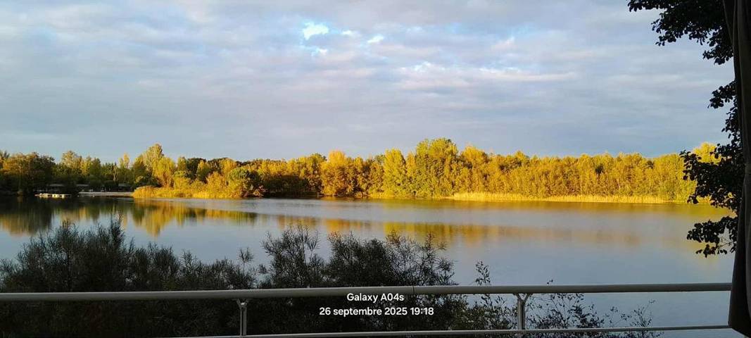 Location de vacances pour 6 personnes, avec Balcon et Terrasse ainsi que Jardin et Piscine à Sainte-Gemme