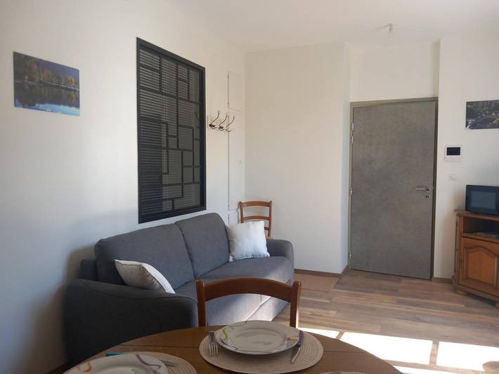 Entire apartment, 'Au Petit Bonheur T2 4 Guests' Apartment with Mountain View and Unlimited Wi-Fi in Mont-Dore, Volcans d'Auvergne Regional Nature Park
