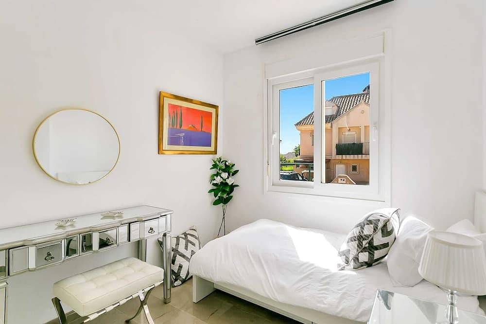 Feriehus for 10 personer med pool in Playa de La Alcaidesa, San Roque