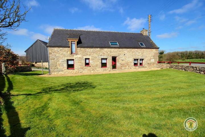 Location de vacances pour 8 personnes, avec terrasse et jardin, animaux acceptés à Kerien