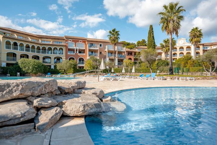 Gîte pour 4 personnes, avec balcon et piscine ainsi que jardin et bassin pour enfant dans Plage de la Garonnette - 3