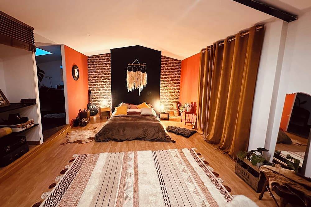 Magnificent spacious and quiet loft close to Troyes center and factory outlets in Troyes, Aube