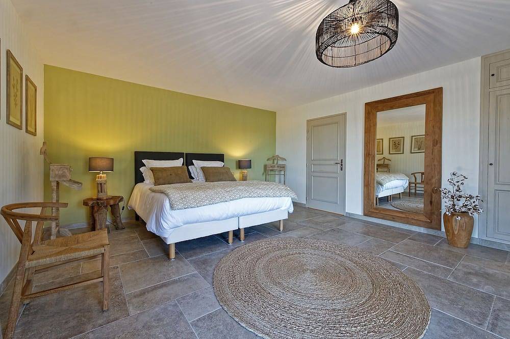 La Villa Chardonnay,  grande bâtisse de 7 chambres au cœur d'un vignoble Ab in La Celle (Var), Côte méditerranéenne (France)