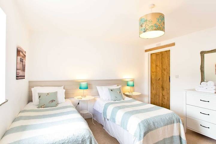 Superb barn conversion with games room, near Monyash, sleeps up to 20 in 7 bedrooms. in Monyash, Derbyshire