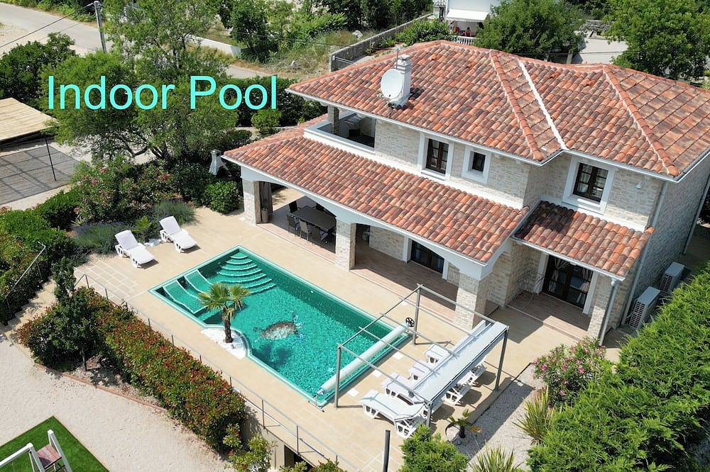 Villa Cecilia (5*): Steinhaus, Beheizter Innenpool, Spielplatz, Fitness in Lakmartin, Krk