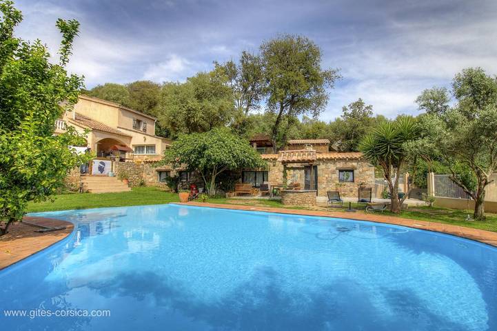 Gîte pour 2 personnes, avec Terrasse et Jardin ainsi que Piscine et Vue