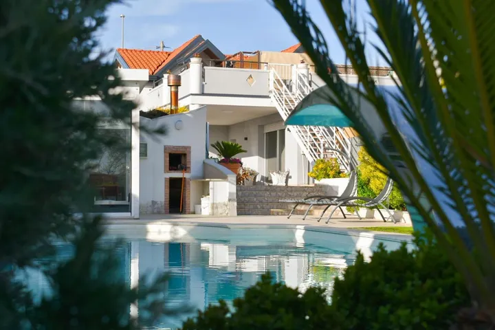 Ferienhaus für 6 Personen, mit Ausblick und Pool sowie Garten - 1