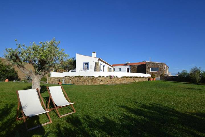 Casa de férias para 2 pessoas, com jardim e piscina e ainda terraço em Castro Verde