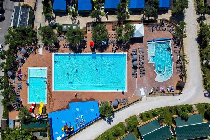 Wohnwagen für 5 Personen, mit Terrasse und Pool sowie Sauna am Gardasee