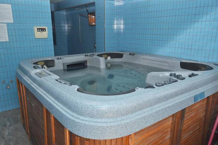 Villa für 16 Personen, mit Balkon und Whirlpool sowie Terrasse und Garten in Bulgarien - 4