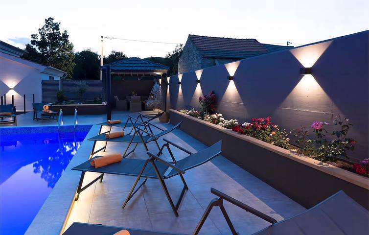 Sonniges Apartment mit Pool und Parkplatz – WLAN inklusive in Makarska Riviera