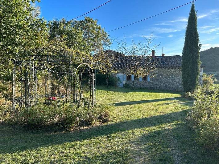 Gîte pour 4 personnes, avec terrasse ainsi que piscine et jardin à La Bégude-de-Mazenc - 3