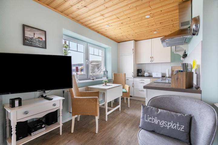 Entire apartment, Apartment 'Doppelhaushälfte Ida' with Private Terrace, Shared Garden and Wi-Fi in Meldorf, Dithmarschen