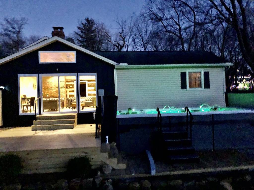 Lake Cottage Year Round Swim Spa Serene Escape Between Pittsburgh and Cleveland in Mahoning County