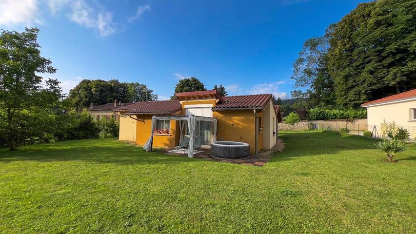Location de vacances pour 6 personnes, avec Jacuzzi et Terrasse ainsi que Jardin et Vue à Meillonnas