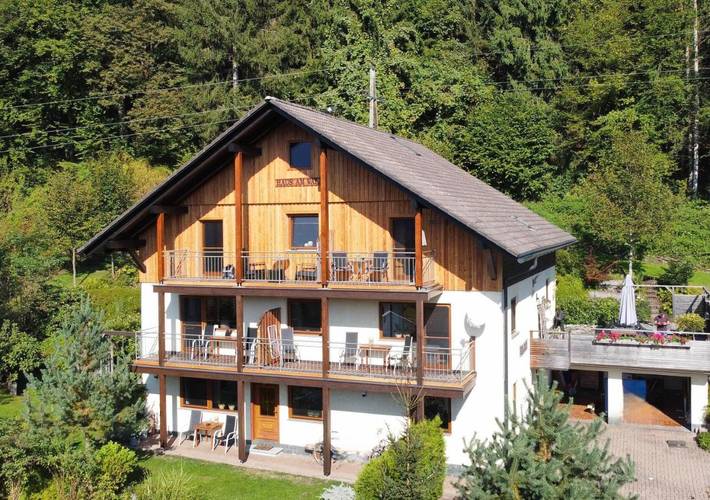 Ferienwohnung für 4 Personen, mit Balkon und Terrasse sowie Garten und Seeblick