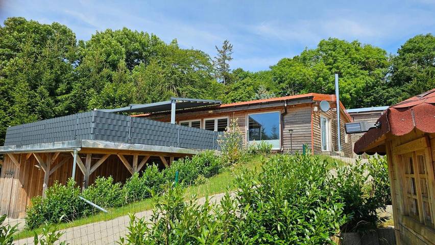 Ferienhaus für 4 Personen, mit Balkon und Whirlpool sowie Terrasse und Garten