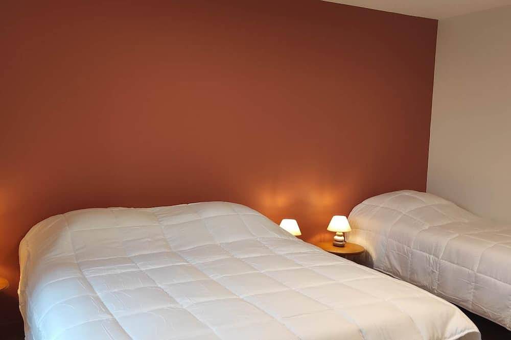 Spacious Countryside Retreat with Game Room and Accessible Facilities in Loye-sur-Arnon, Saint-Amand-Montrond