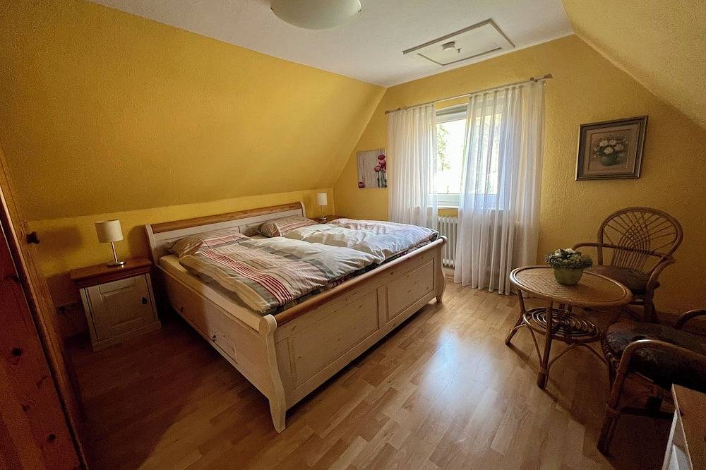 Idyllisches Haus, an einer historischen Klinkerstraße mit Lindenbäumen in Rostrup, Bad Zwischenahn