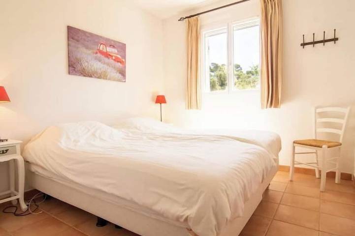 Location de vacances pour 8 personnes, avec jardin et piscine, animaux acceptés à Nans-les-Pins - 4