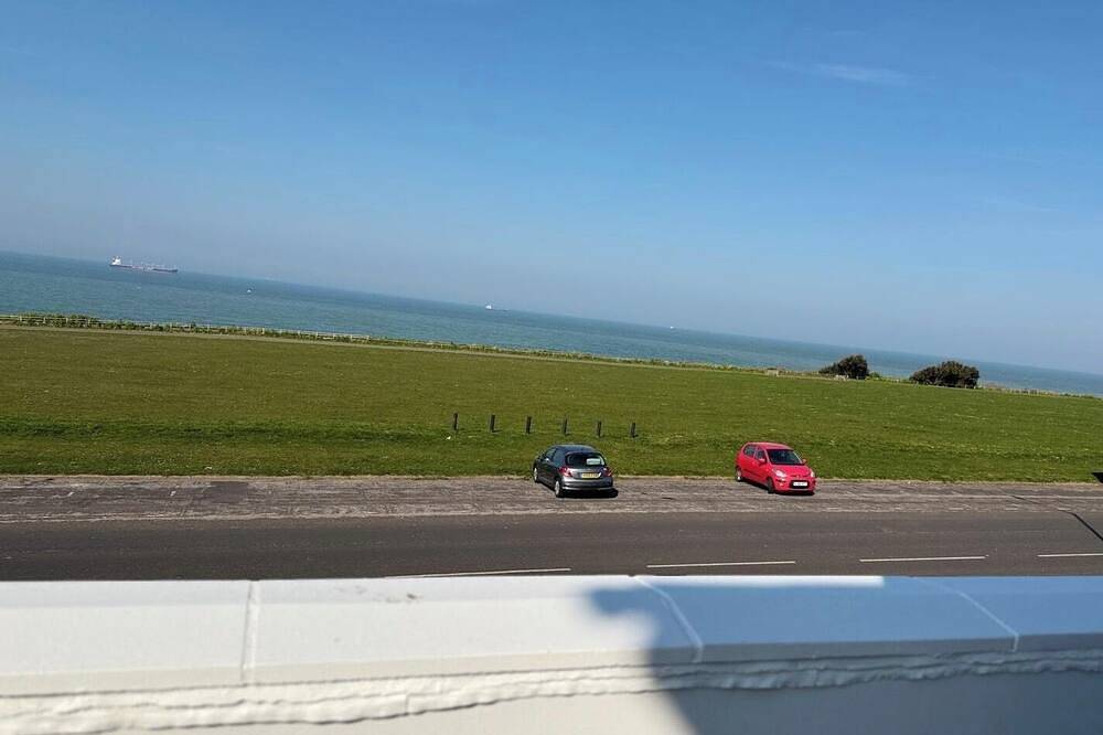 Entire apartment, Welcome to your perfect coastal getaway in Palm Bay with Stunning Sea Views! in Botany Bay, Kent