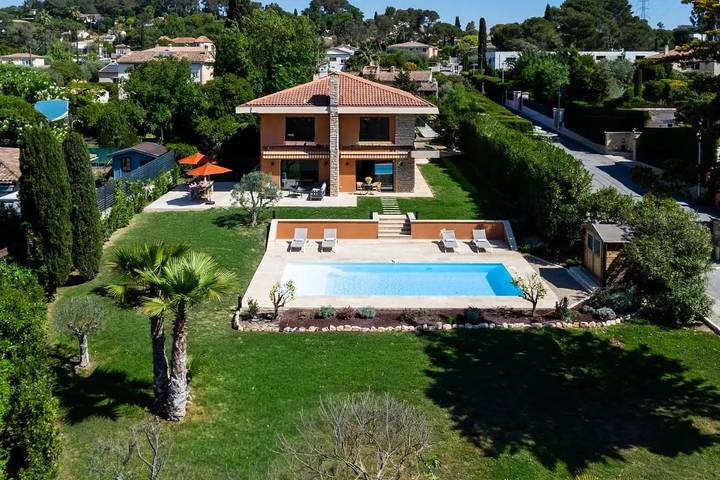 Villa für 12 Personen, mit Terrasse und Garten sowie Pool