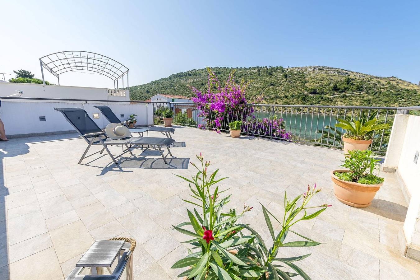 Familienfreundliches Haus, direkt am Strand in Rogoznica, Šibenik-Knin