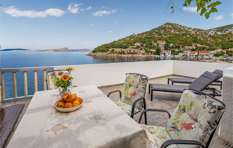 Gemütlich, 2 km zum Strand: Modernes Apartment mit Terrasse und Annehmlichkeiten in Jablanac, Naturpark Velebit