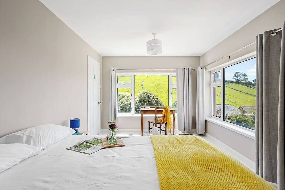 5 Bedroom House Walking distance to Beaches & Ferry to Salcombe in East Portlemouth, South Devon