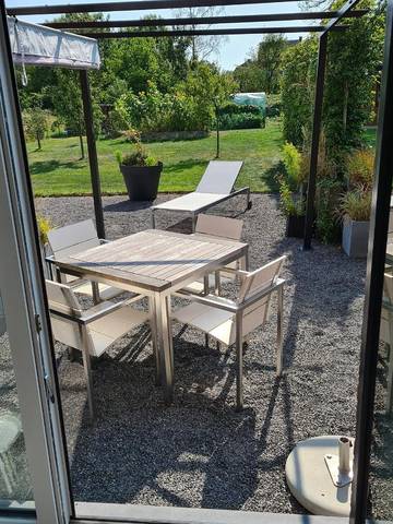 Gîte pour 2 personnes, avec vue ainsi que terrasse et jardin dans Aye