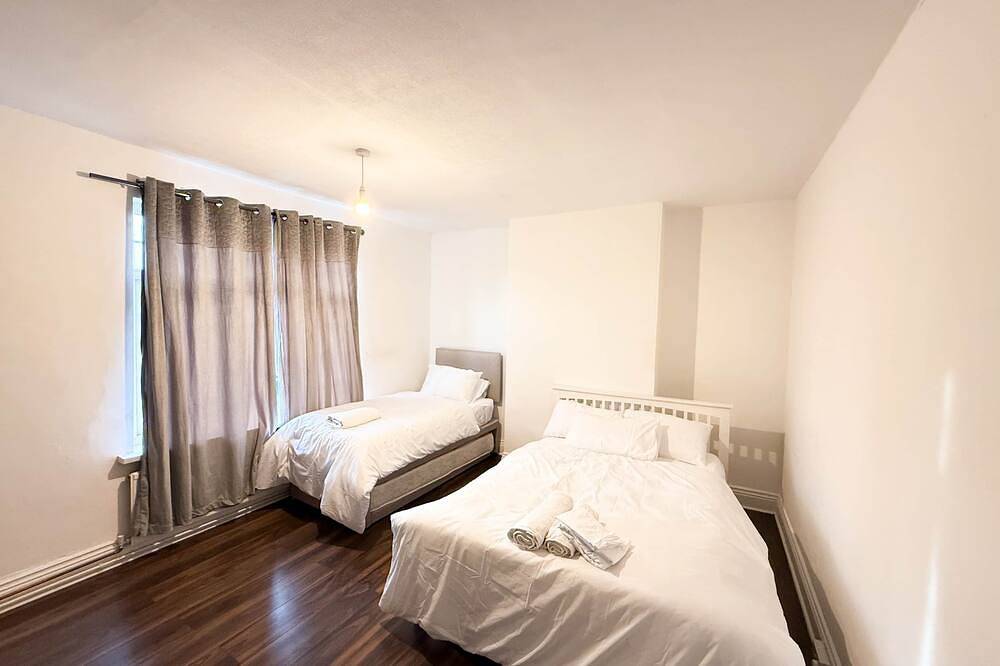 Spacious 3-Bed Home with Parking & Fast Wi-Fi in Kettering, Northamptonshire