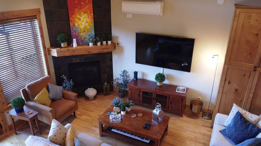 Vacation rental for 6 people, with balcony and yard as well as hot tub in Flathead Lake