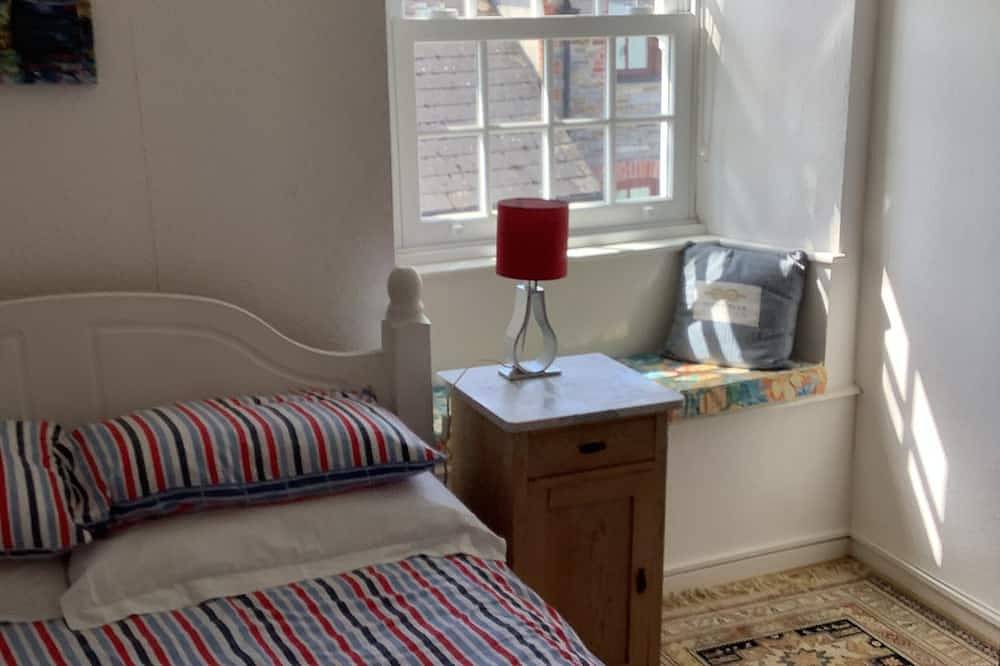 Character Cottage in Old Part of Padstow with private garden and parking in Padstow, Cornwall
