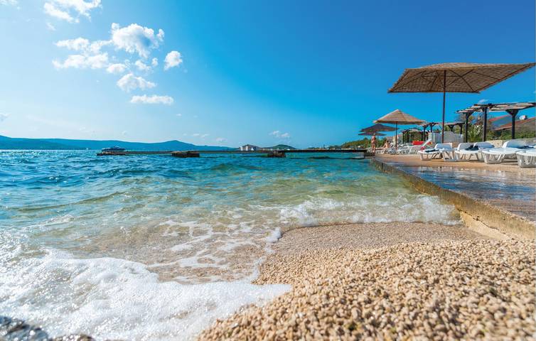 Ganze Ferienwohnung, Gemütliches Apartment mit WiFi, AC, Parkplatz, Terrasse - 700m zum Strand in Općina Sveti Filip i Jakov, Zadar