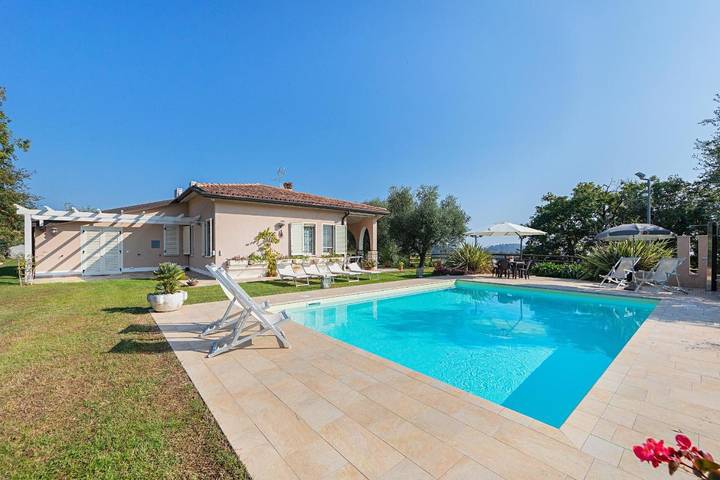 Villa per 8 persone, con Terrazza e Giardino nonché Piscina e Vista lago a Soiano del Lago