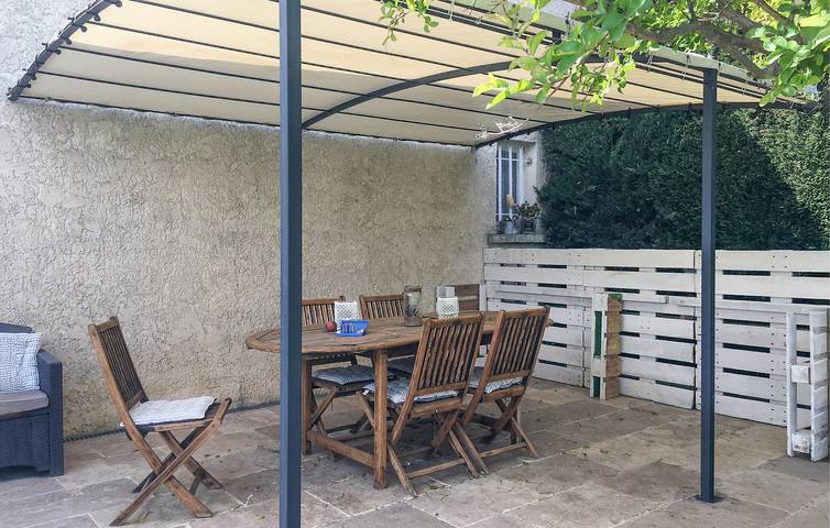 Cozy Apartment with Pool, WiFi & Parking, Near Rhone River in Roquemaure, Nimes region