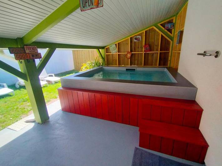 Location de vacances pour 2 personnes, avec Jacuzzi et Terrasse ainsi que Jardin et Vue à Brach