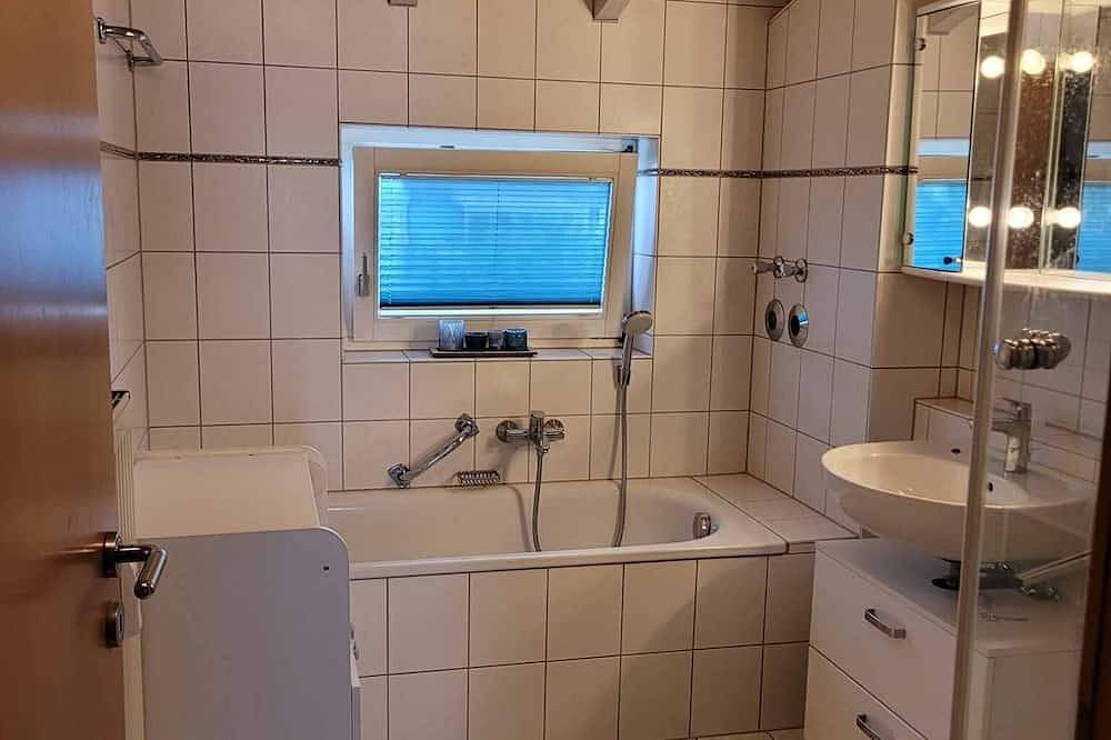 Ganze Wohnung, Ruhige und helle Dachgeschosswohnung (68qm) mit Balkon in Hilzingen, Hegau