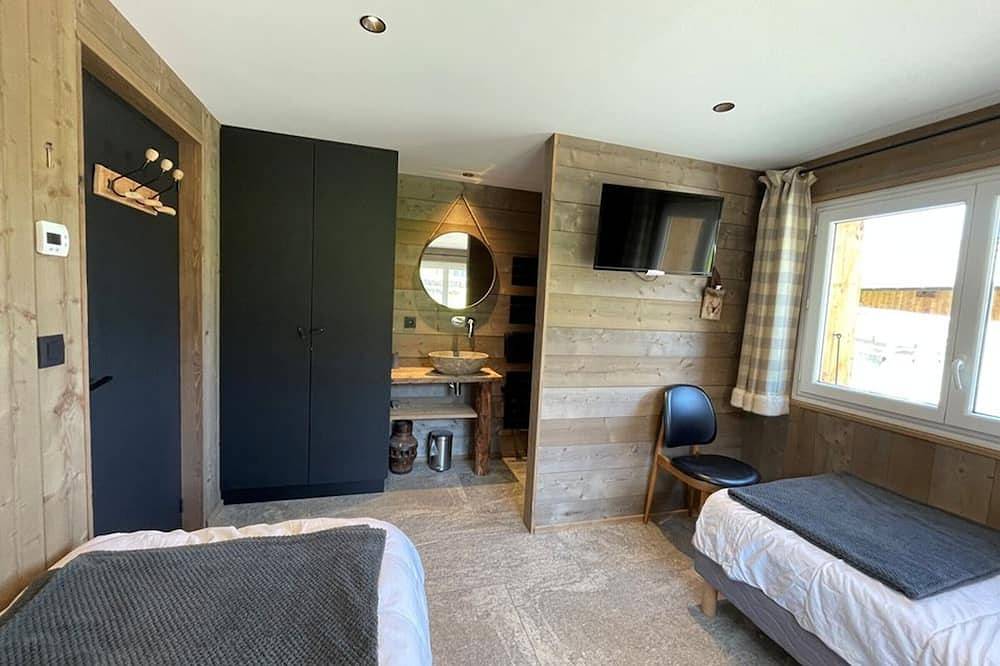Appartement entier, Appartement rénové, 6 pers, 2 ch + coin montagne, centre Crest-Voland, parking, skiroom, Wifi in Crest-Voland, Région d'Albertville