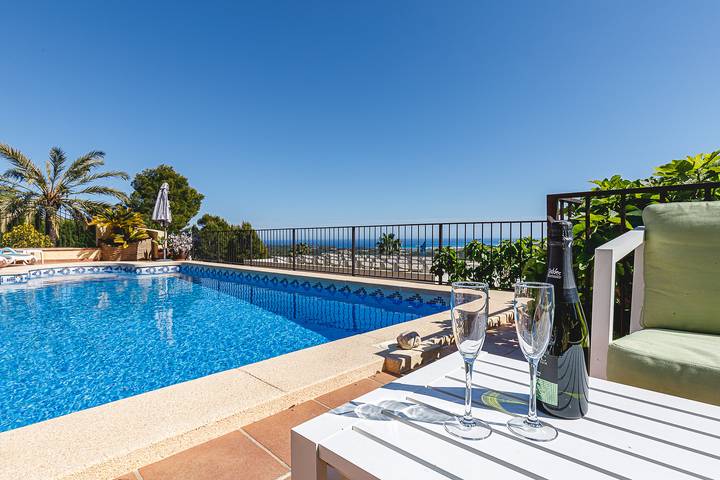 Casa de vacaciones para 6 personas, con piscina además de jardín y vistas al mar en Marina Baja - 4
