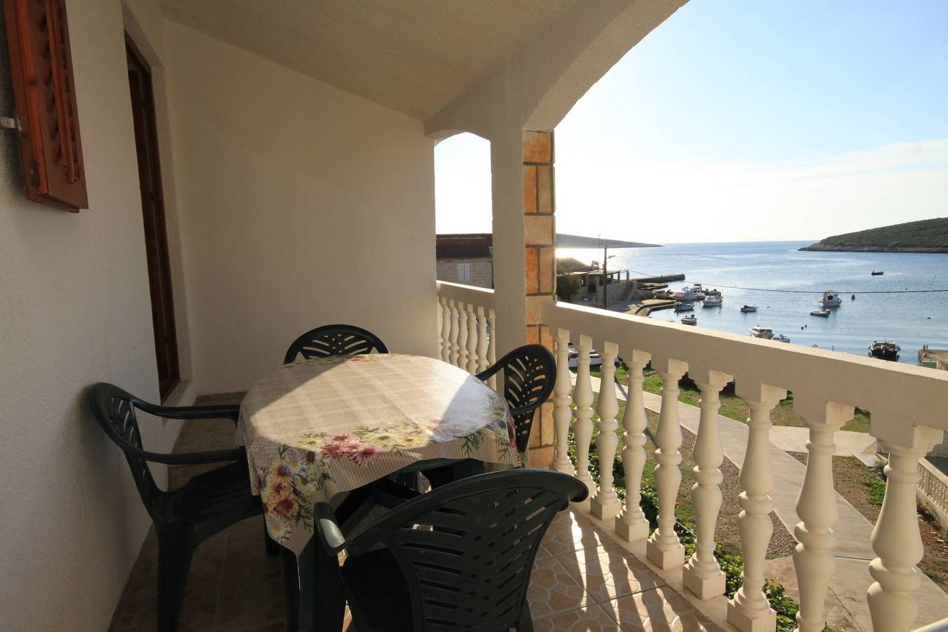 Ganze Wohnung, 2-Zimmer-Ferienwohnung am Strand Rukavac (Vis) A-1154-d in Rukavac, Split-Dalmatien