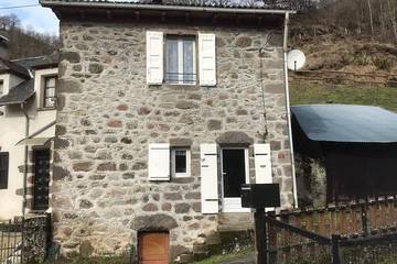 Gîte pour 4 personnes, avec jardin et terrasse à Laroquevieille
